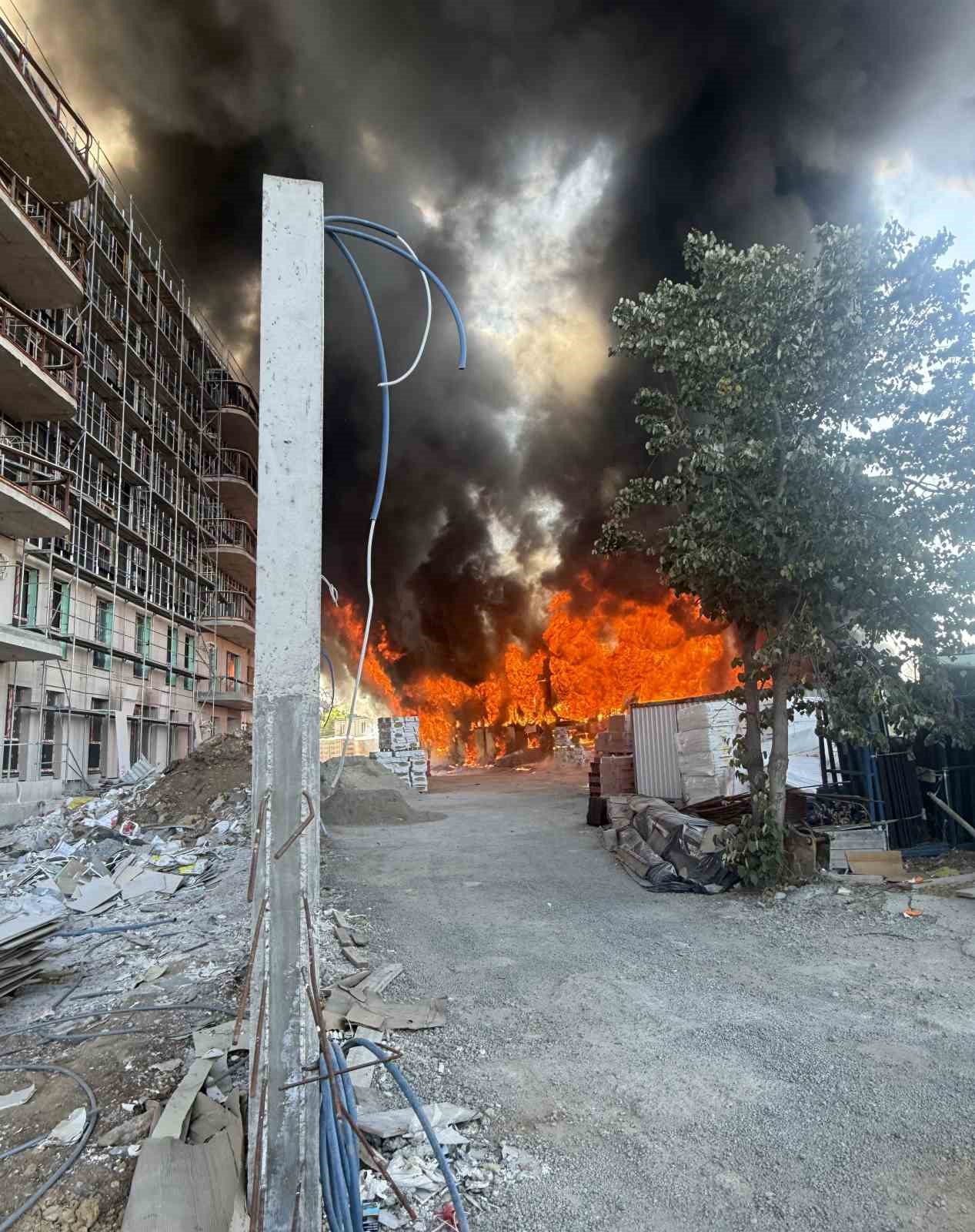 Tuzla&rsquo;da 2 katlı iş&ccedil;i konteynerleri alevlere teslim oldu