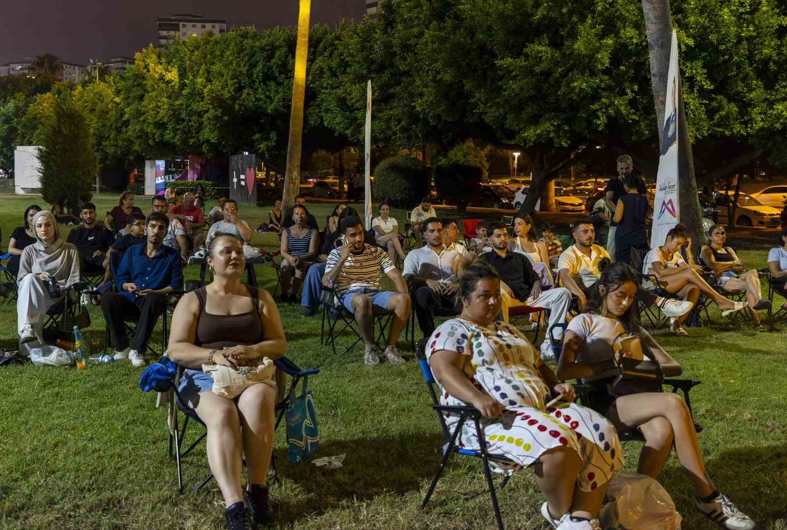 Mersin’de yaz akşamları akustik konserlerle renkleniyor