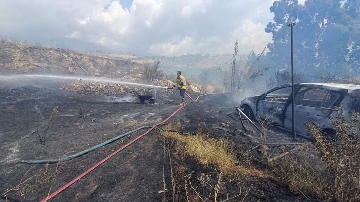 Bahçede başlayan yangında otomobil ve sera kullanılmaz hale geldi