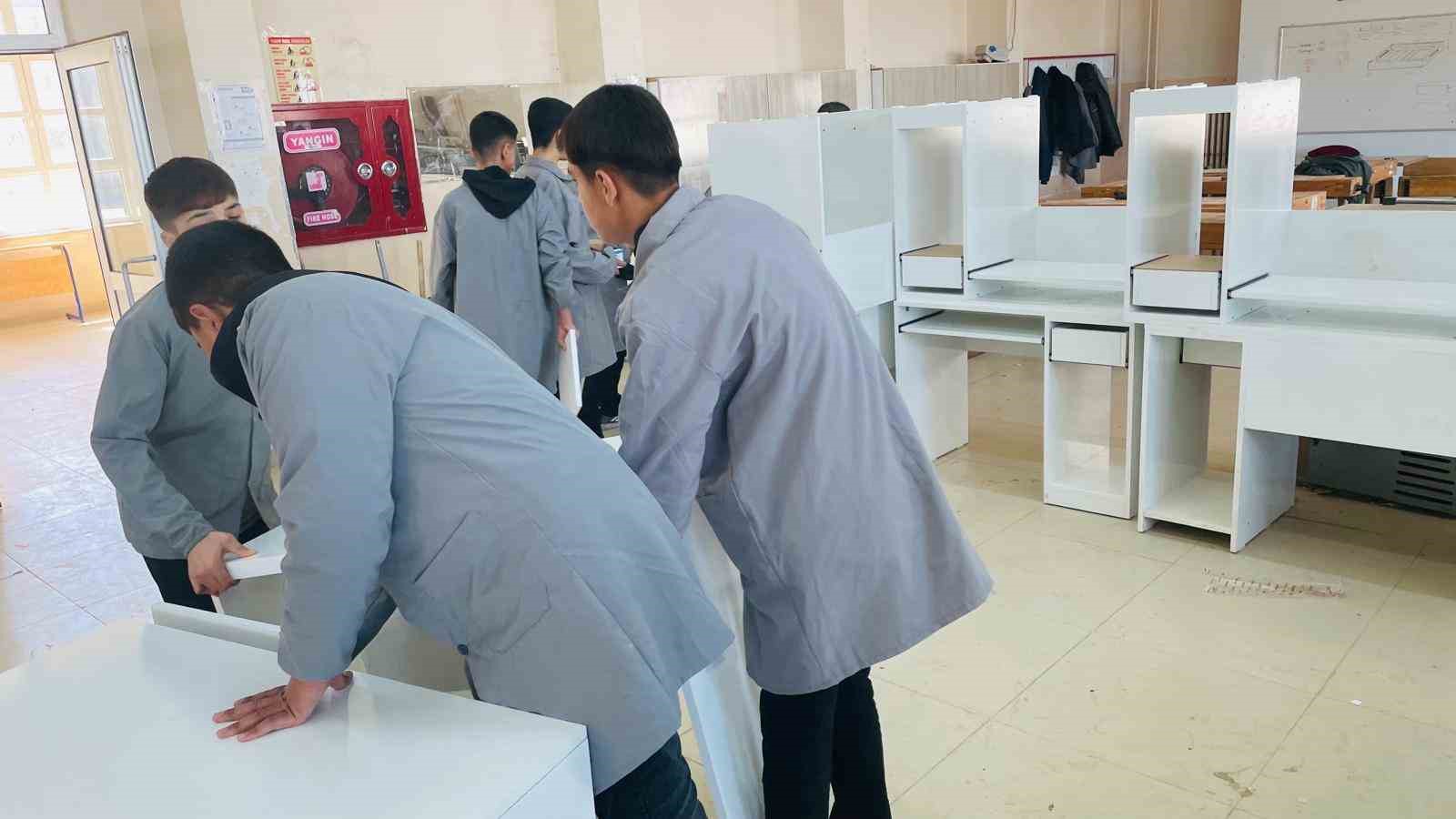 Cizre&rsquo;de &ouml;ğrenciler akranları i&ccedil;in &ouml;nce &uuml;retti sonra evine g&ouml;t&uuml;r&uuml;p teslim etti