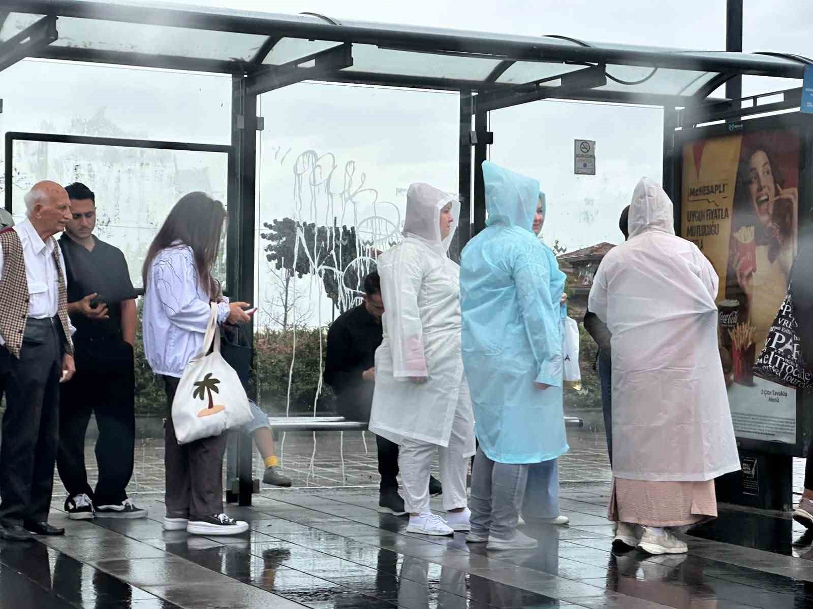 İstanbul’da sonbahar yüzünü gösterdi, beklenen yağmur etkili olmaya başladı