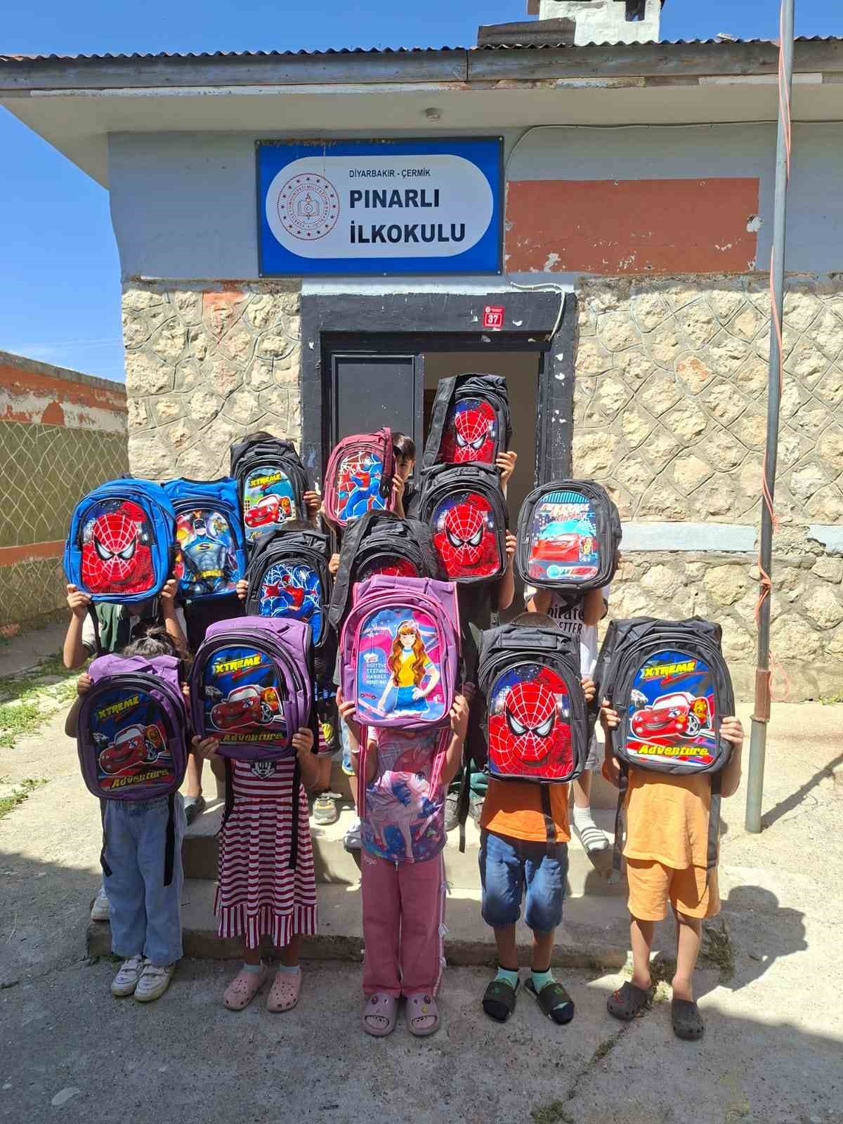 Çermikte 300 öğrenciye okul çantası dağıtıldı