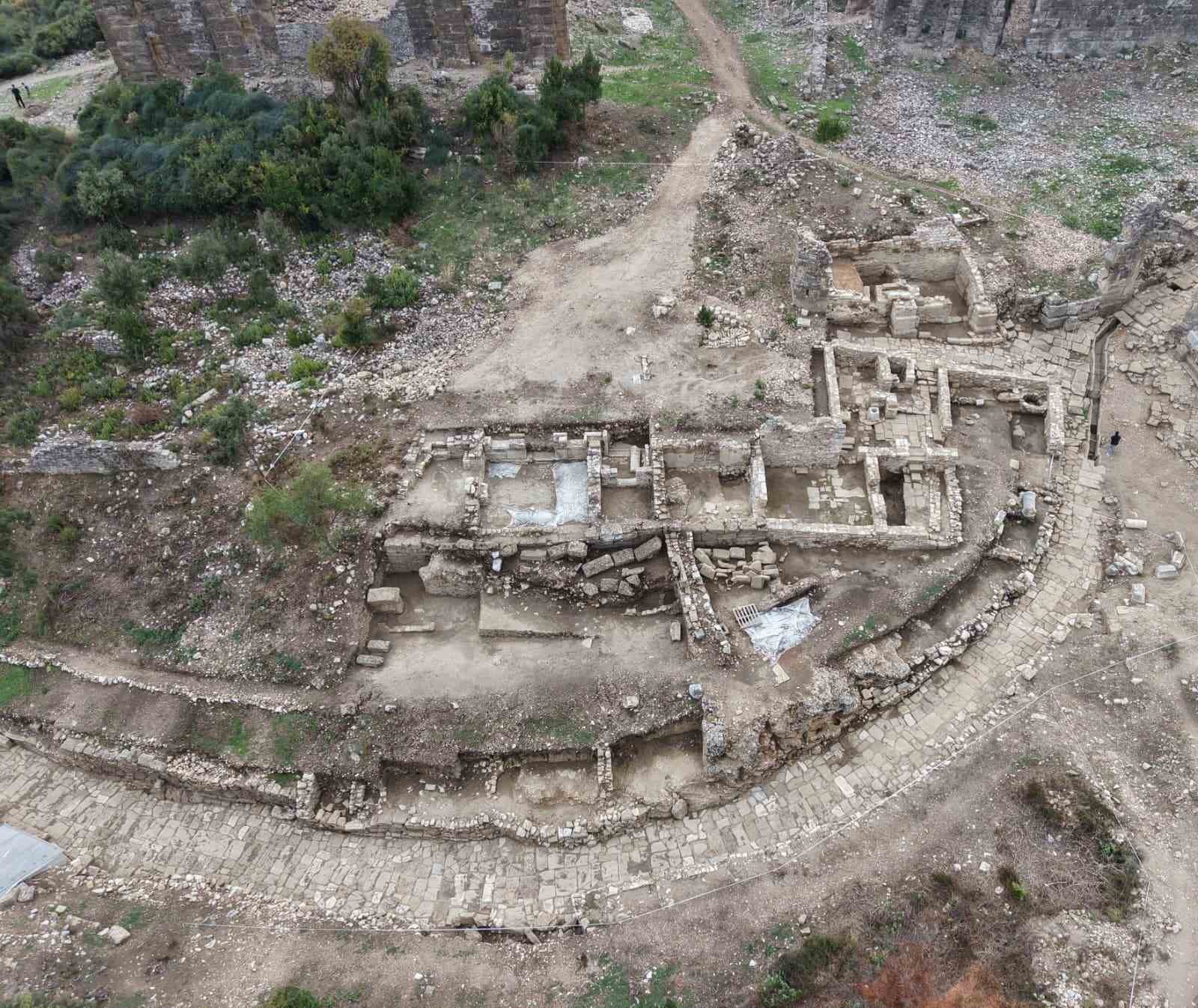 Aspendos&rsquo;ta 2 bin yıllık Tiyatro Caddesi g&uuml;n y&uuml;z&uuml;ne &ccedil;ıkarıldı