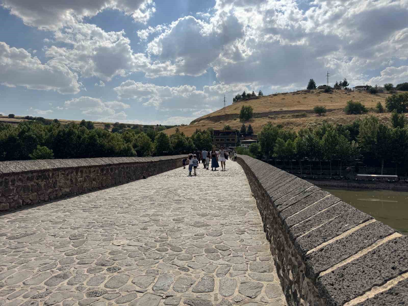 Diyarbakır&rsquo;da sıcaklığın 40 dereceyi bulmasıyla tarihi mekanlar boş kaldı