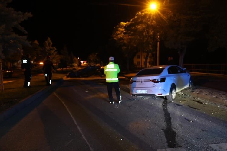 Nevşehir’de yarış yaptıkları iddia edilen iki otomobil kavşakta kazaya karıştı: 6 yaralı