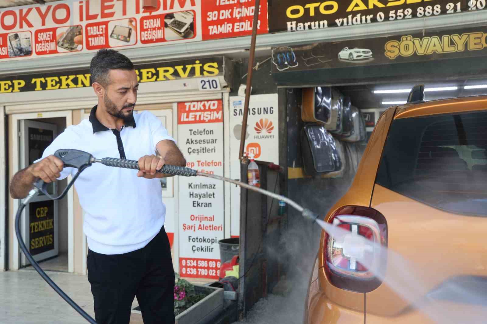Yıkatmaya getirilen araçtan çıkan dumanları fark eden çalışanın hızlı müdahalesi aracı yanmaktan kurtardı