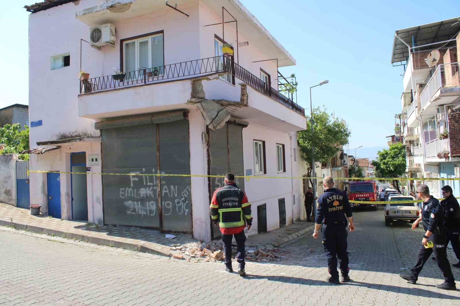 &Ccedil;&ouml;ken balkondan zemine d&uuml;şen engelli gen&ccedil; sevenlerini &uuml;zd&uuml;