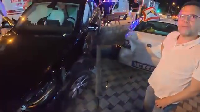 Işık ihlali kaza getirdi, o anlar kamerada
