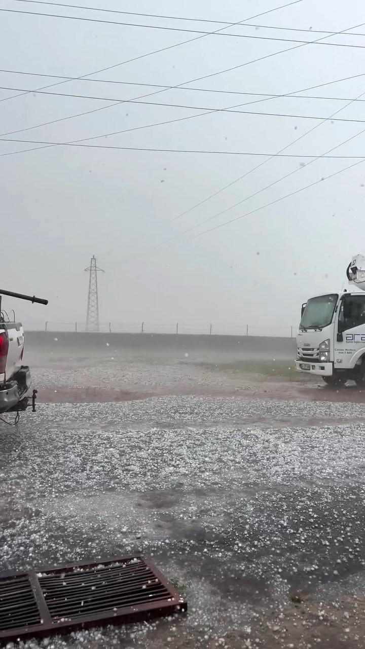 Ardahan’da dolu yağışı etkili oldu