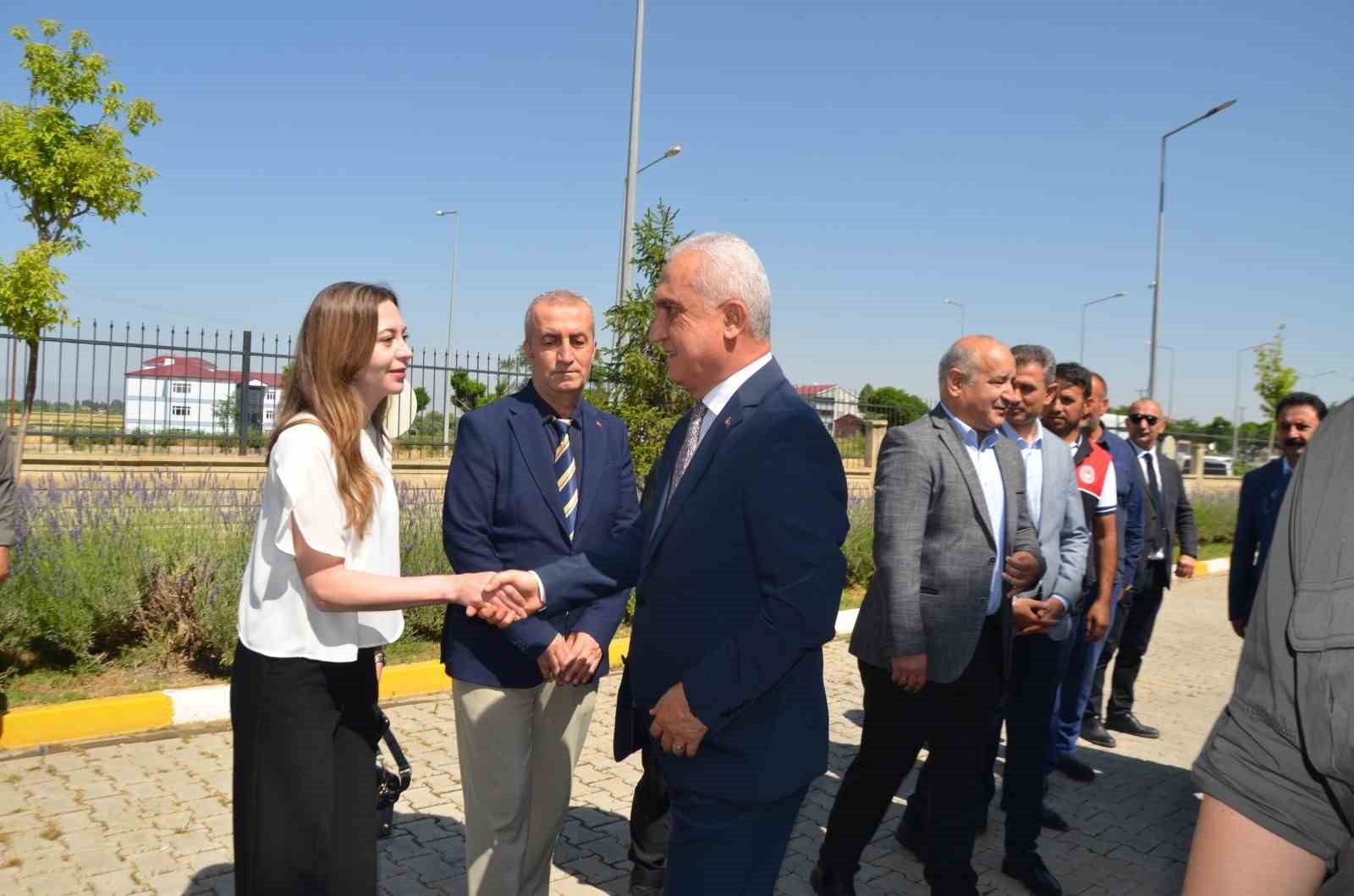 Muş’ta manda yetiştiricilerine süt sağım ve elektrikli yayık makinesi desteği