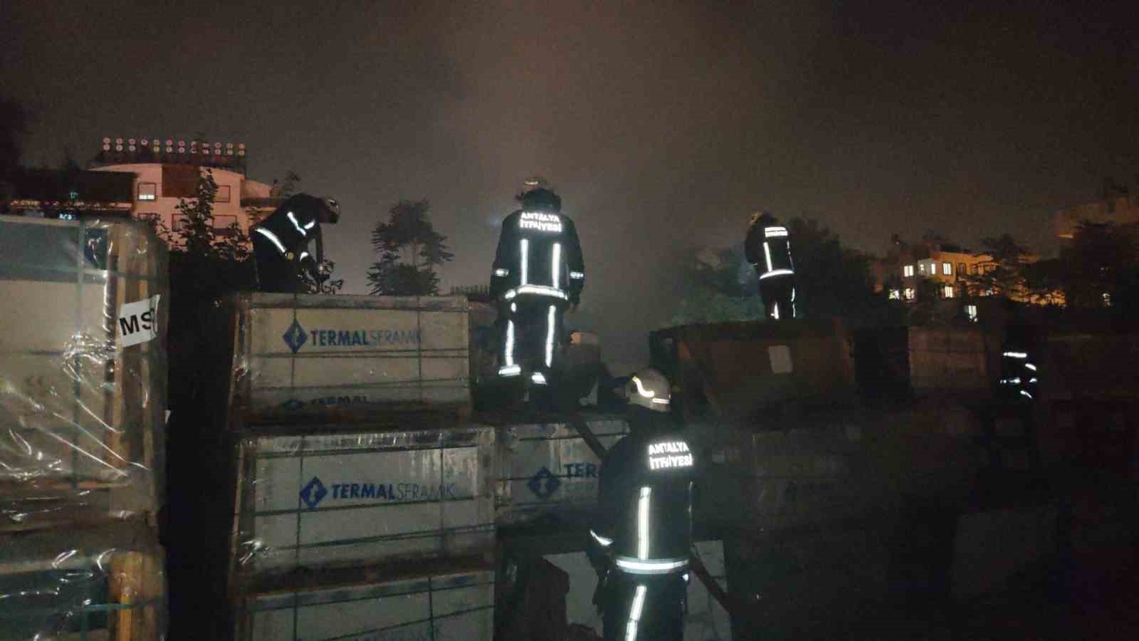 Seramik parçaları satılan iş yerinde yangın