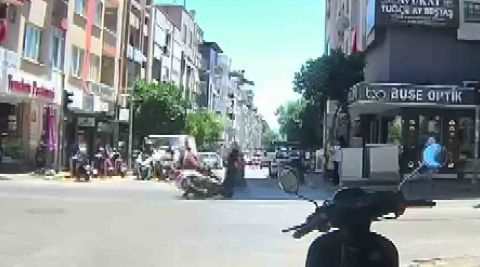 Nazilli&rsquo;de yaya ge&ccedil;idinde korkutan kaza: 5 yaralı