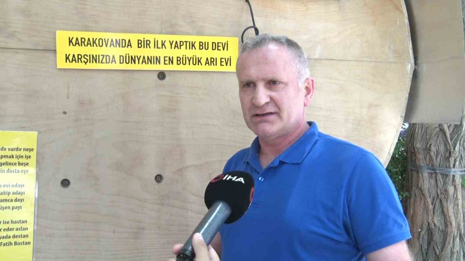 Kadıköy’de ilginç görüntü: Bakkalın önünde dev bal kovanı