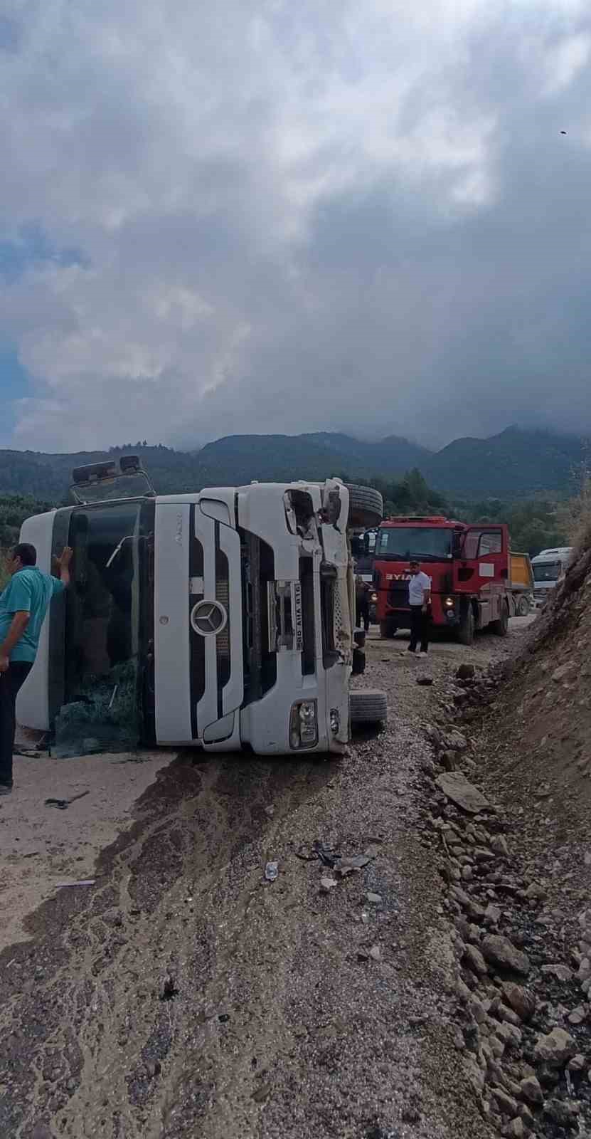 Osmaniye&rsquo;de kontrolden &ccedil;ıkan tır yamaca &ccedil;arptı: 1 yaralı