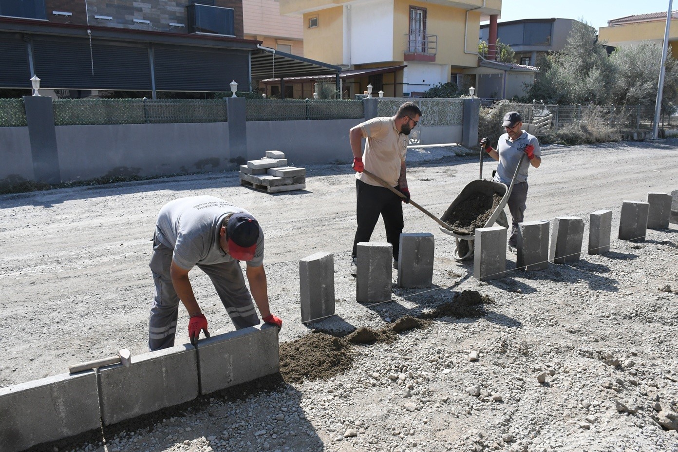 Kuşadası’nda sıcak asfalt çalışması