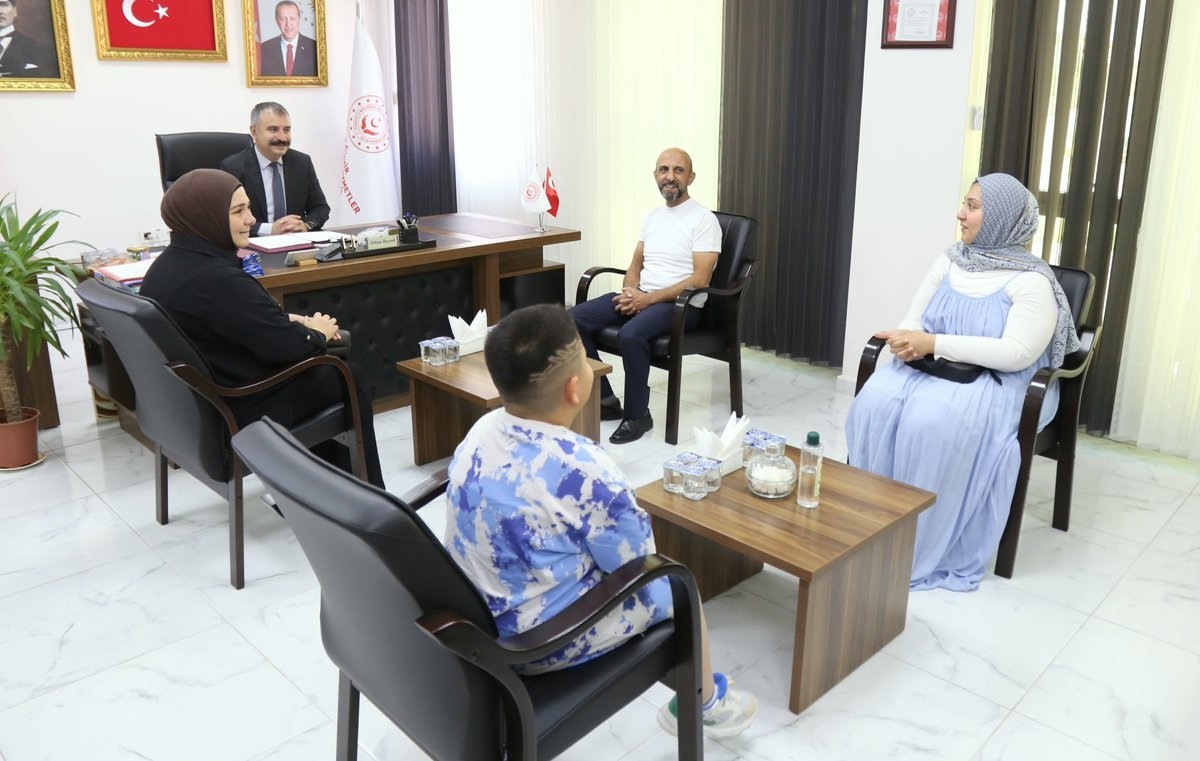Bakanlığın Koruyucu Aile modeliyle bir &ccedil;ocuk daha yeni yuvasına kavuştu