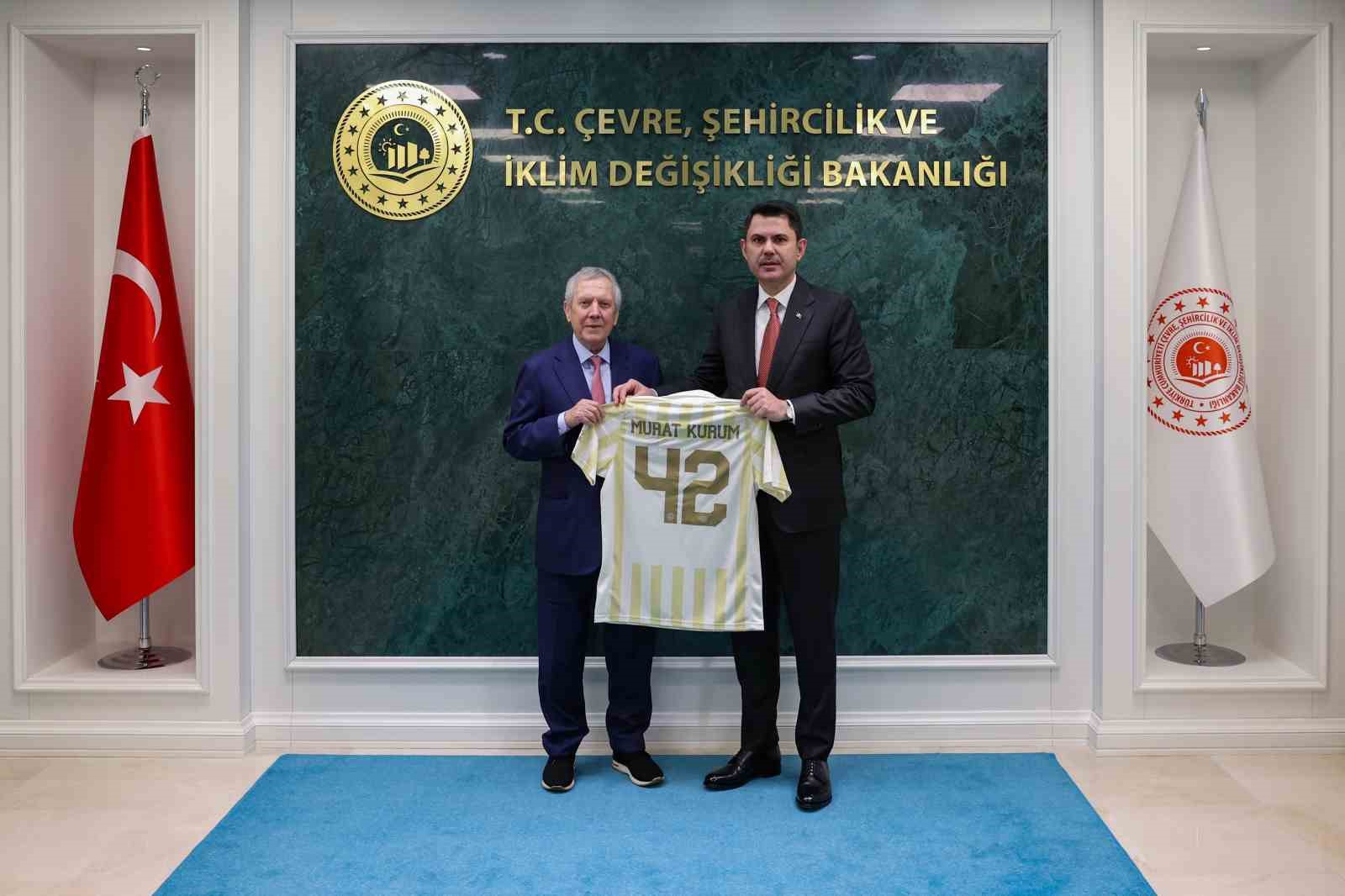 Bakan Kurum, Fenerbahçe spor kulübü başkanı Aziz Yıldırım’ı kabul etti