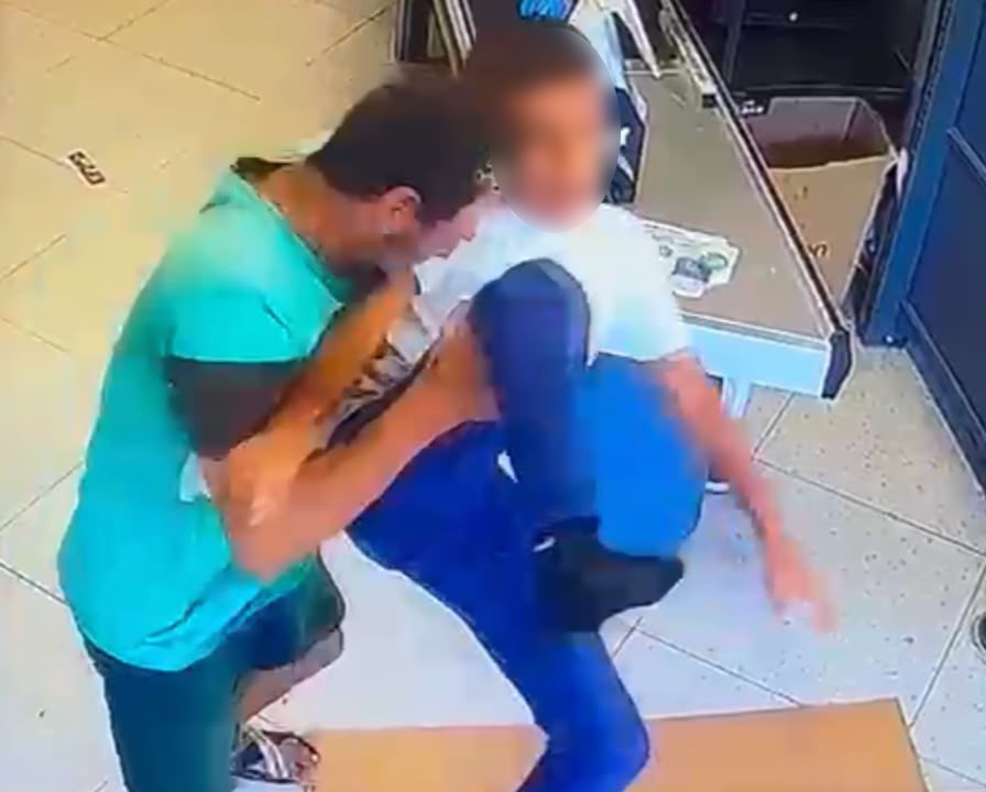 Çocuğu yerden yere vurarak darp etti, o anlar kameraya yansıdı: Şüpheli yakalandı