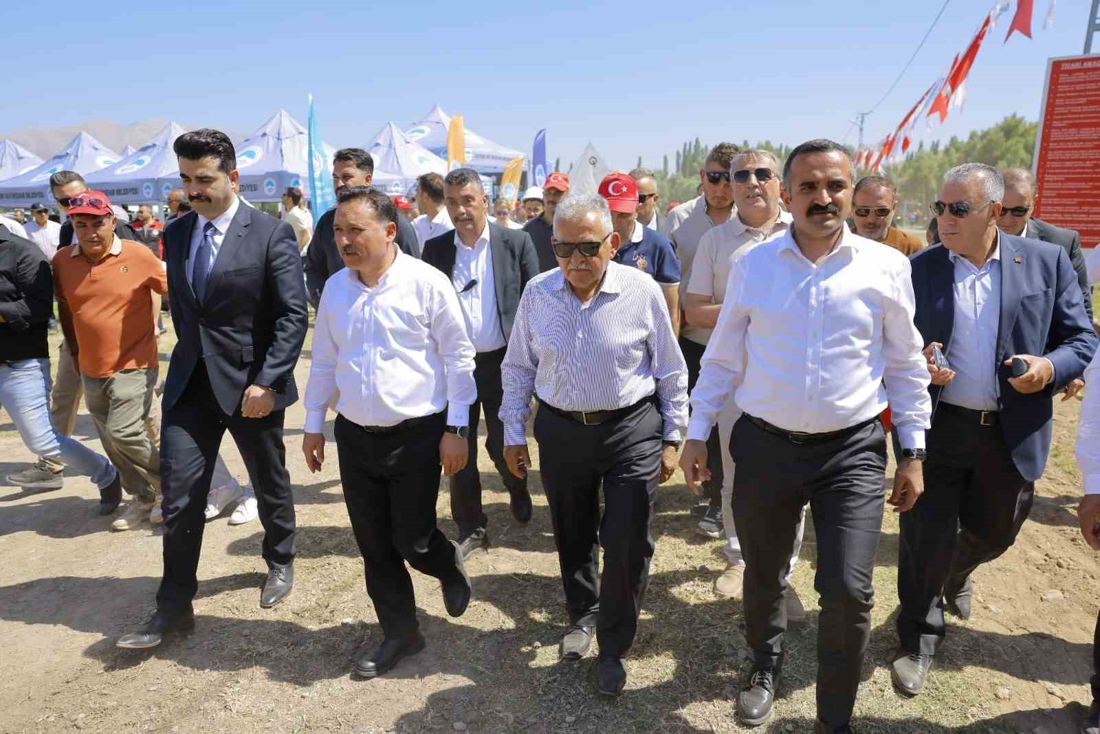 Vali &Ccedil;i&ccedil;ek&rsquo;ten Başkan B&uuml;y&uuml;kkılı&ccedil;&rsquo;a &rsquo;turizm&rsquo; teşekk&uuml;r&uuml;