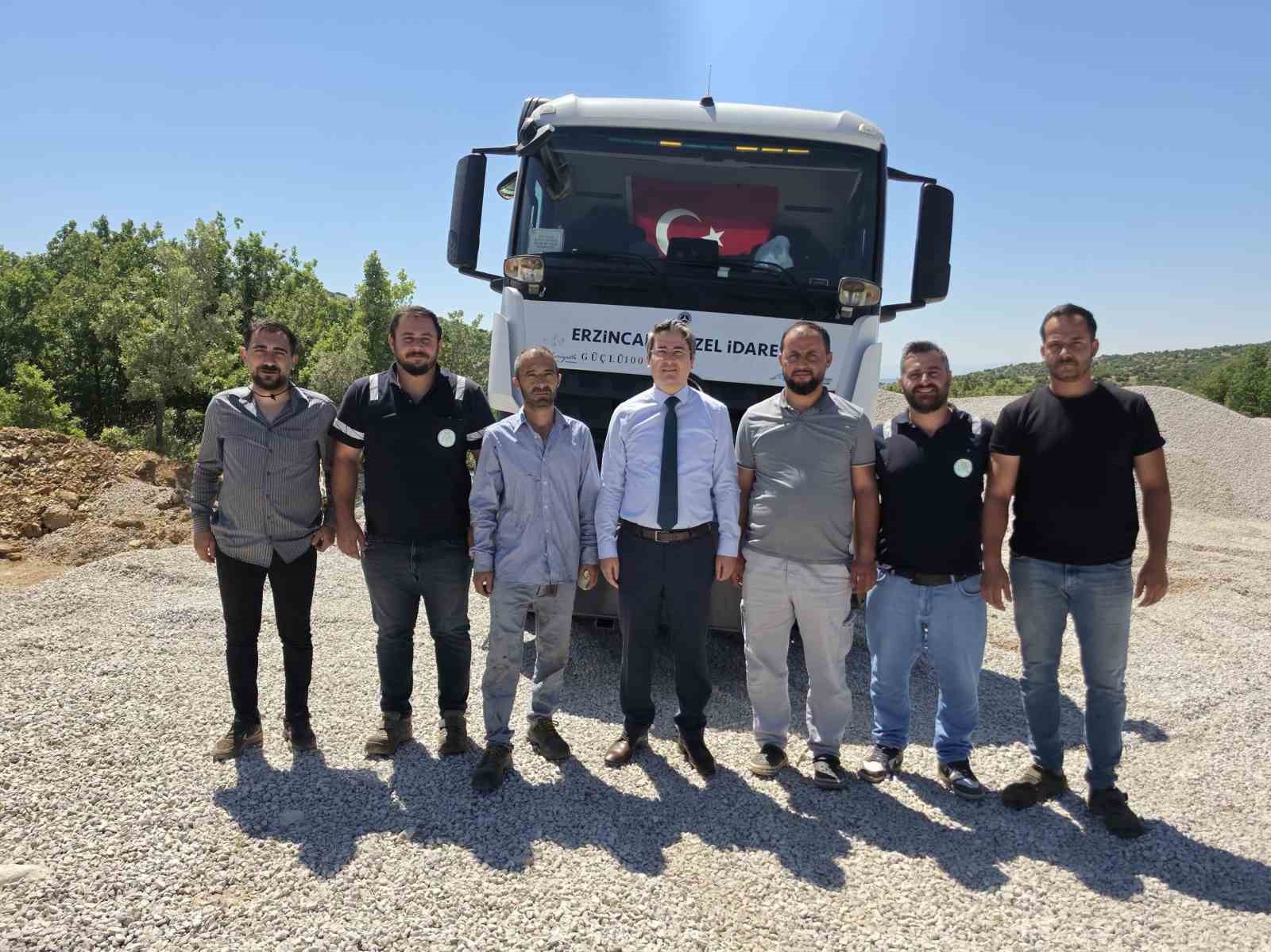Kemaliye&rsquo;de 16 k&ouml;y&uuml; birbirine bağlayan yolda asfalt mesaisi