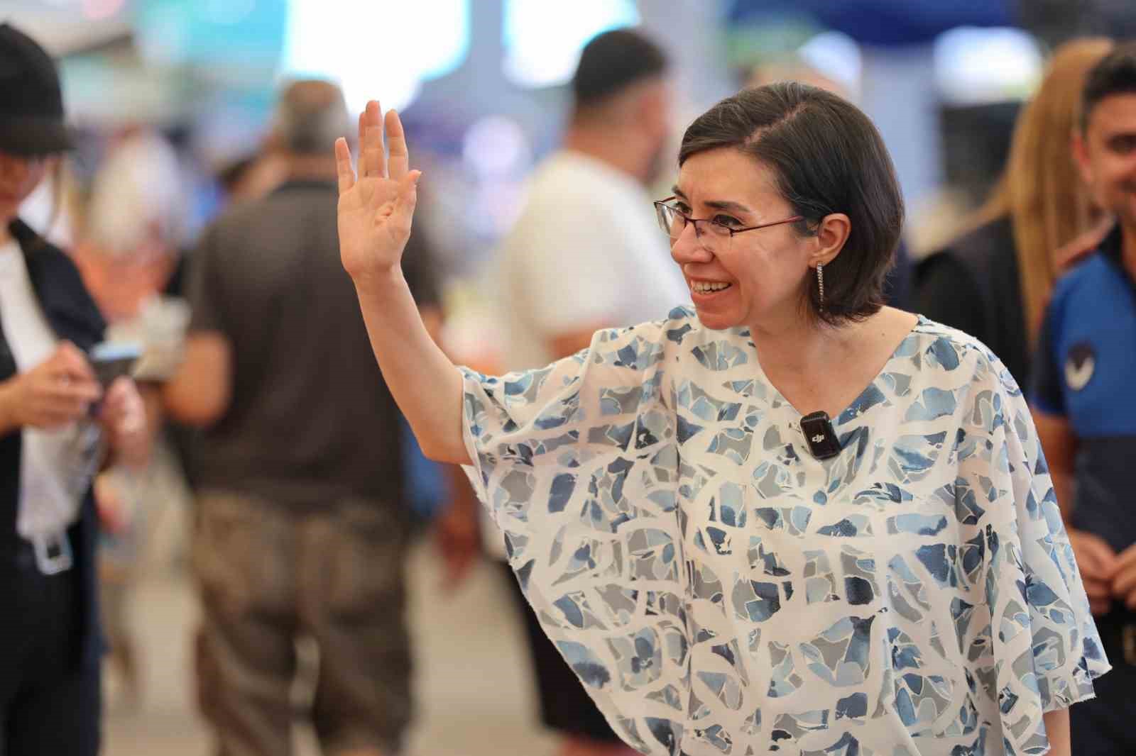 Uşak Belediye Başkan Vekili Terekeci Özkan, Şekerevleri Pazarı’nda esnaf ve vatandaşlarla buluştu