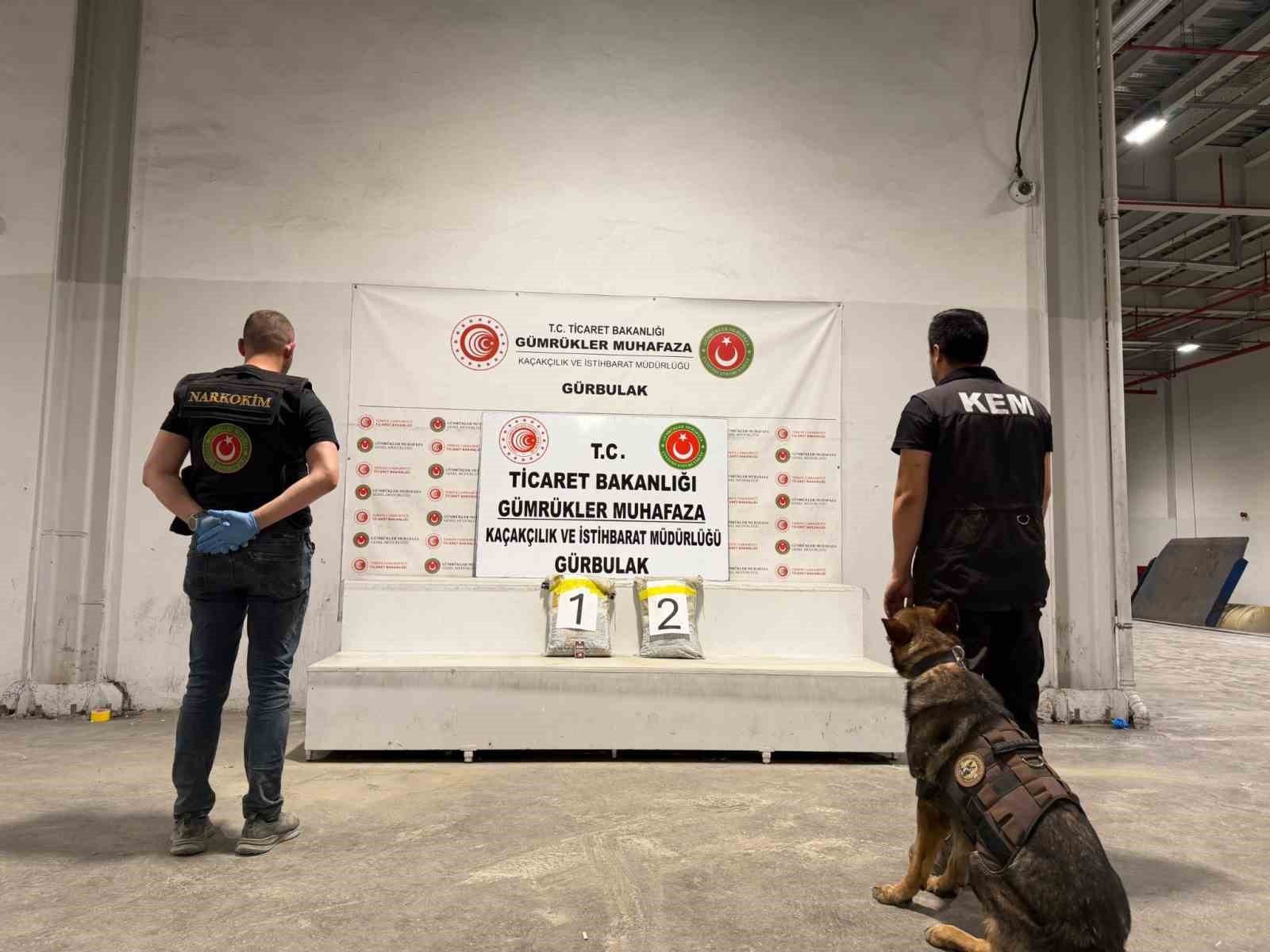 Gürbulak’ta oyuncak gitarın içinden uyuşturucu çıktı, tırda morfin ele geçirildi