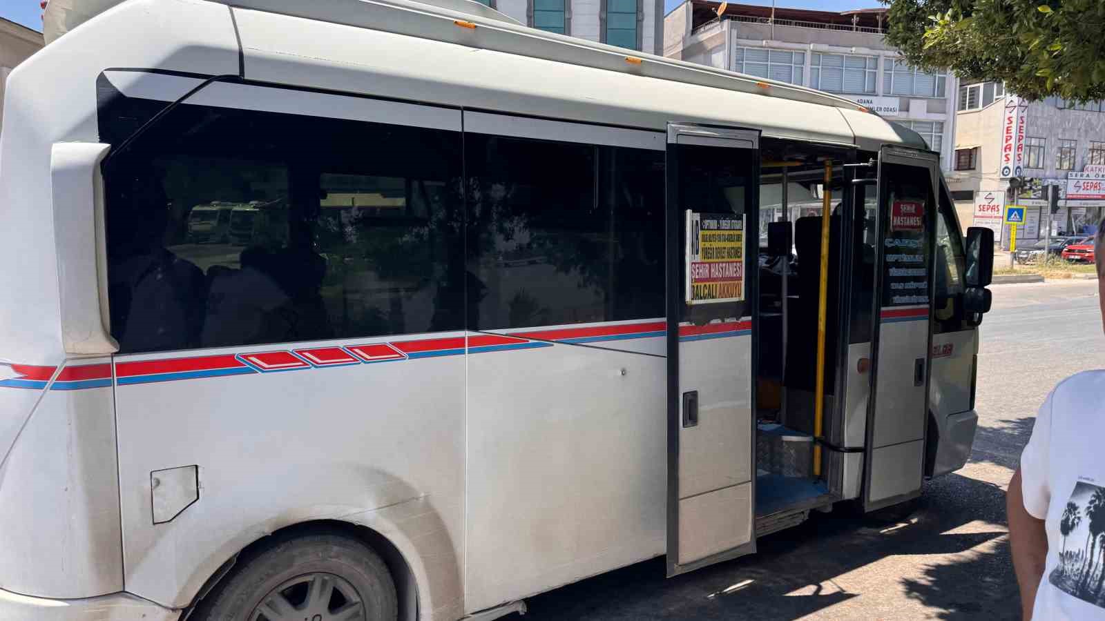 Adana’da bunaltan sıcaklarda dolmuş çilesi: "Klimayı aç diyoruz, kapıları açıyorlar"