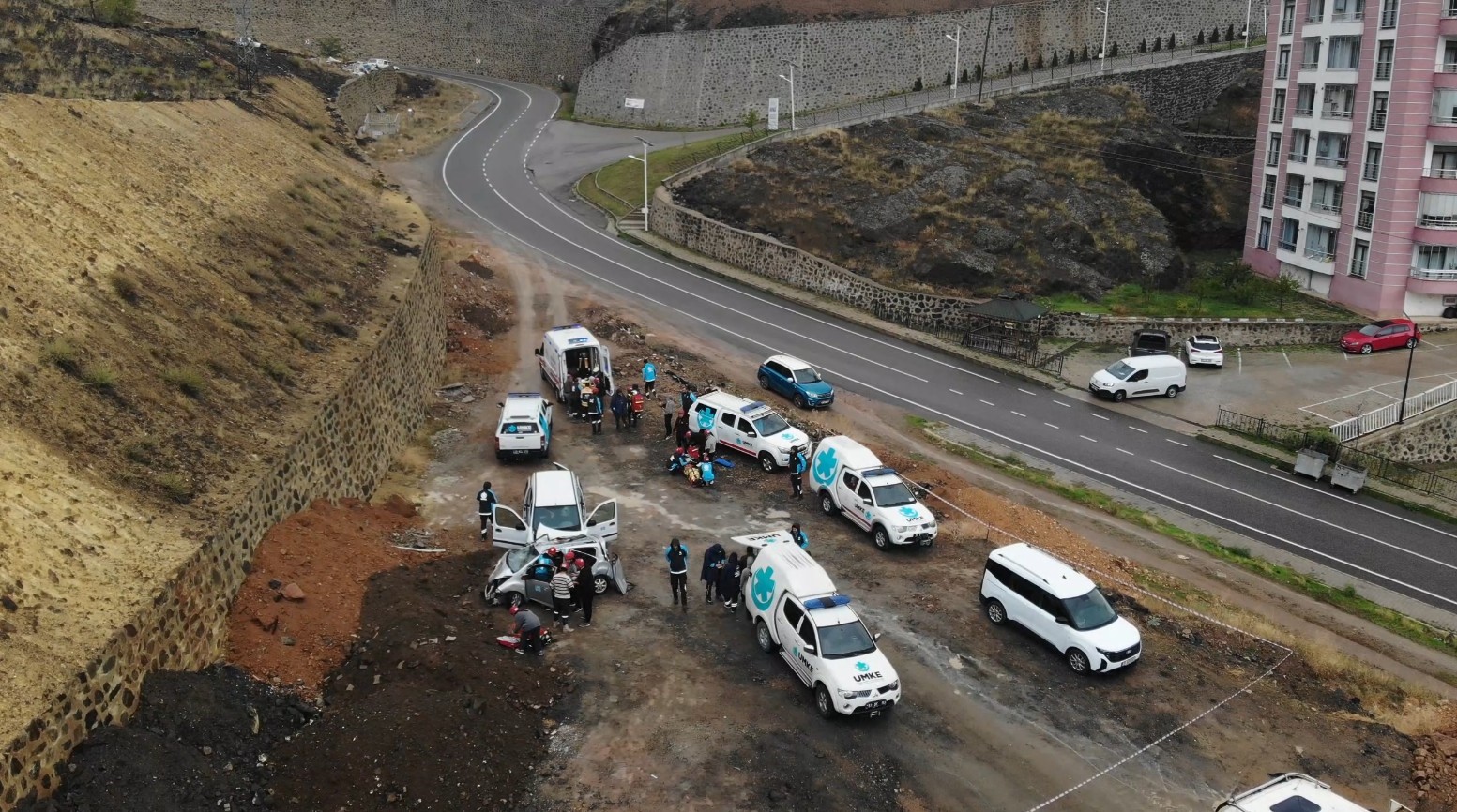G&uuml;m&uuml;şhane&rsquo;de yağış altında heyelan sonrası kaza tatbikatı