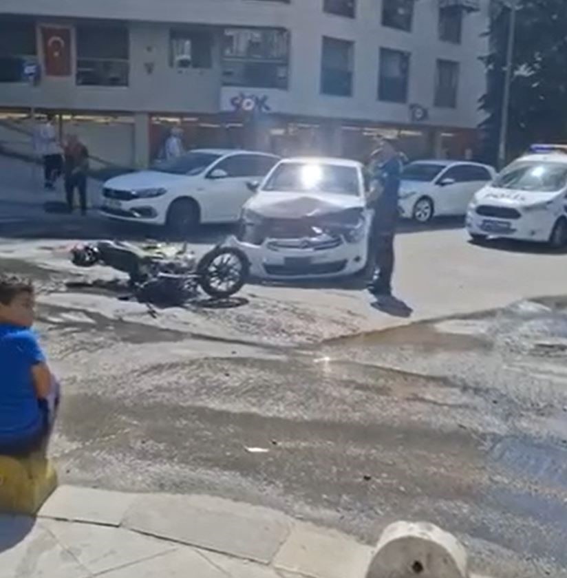 Küçükçekmece’de motosiklet ile otomobil çarpıştı: 1 kişi yaralandı