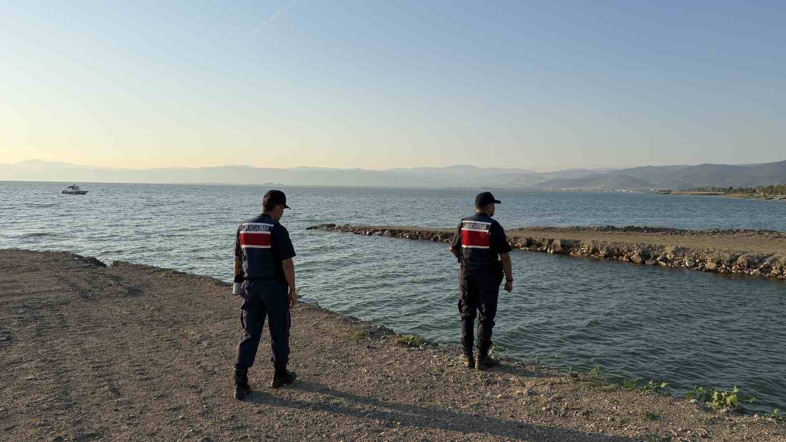 İznik Gölü’nde akıntıya kapılan emekli polis hayatını kaybetti, oğlu kurtarıldı