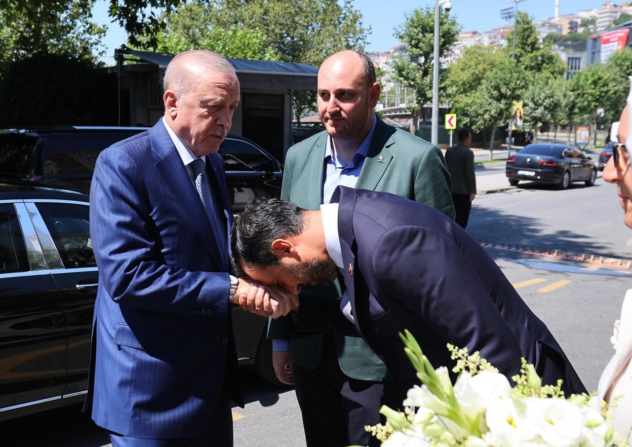 Cumhurbaşkanı Erdoğan, AK Parti İstanbul İl Başkanlığını ziyaret etti