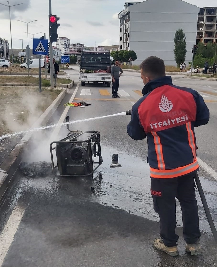 Bayburt’ta kamyonet kasasındaki jeneratör alev alev yandı