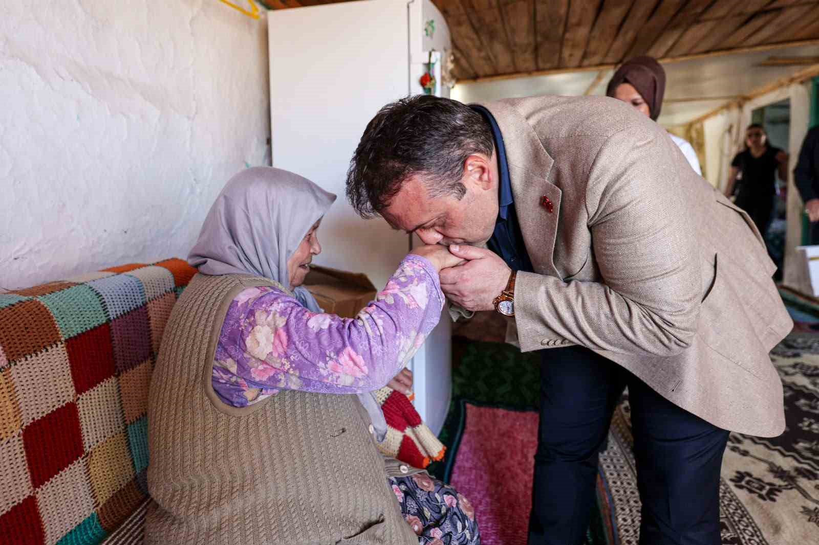 Vali Sözer, yaşlı vatandaşın kapısını çaldı