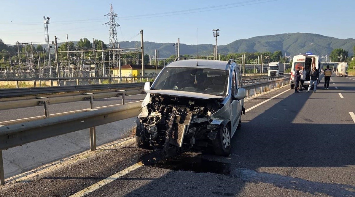 Otomobil hafif ticari araca arkadan çarptı, 1 kişi yaralandı