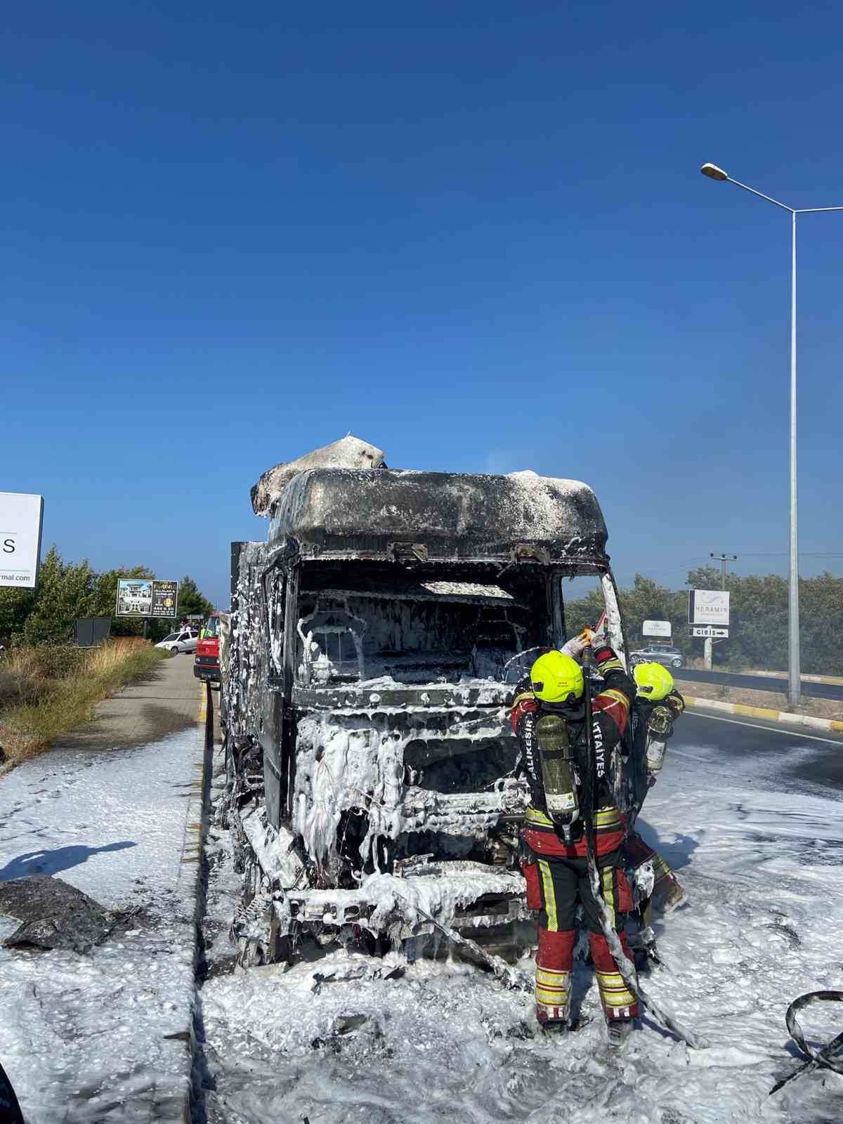 E-87 karayolunda çekici yangını