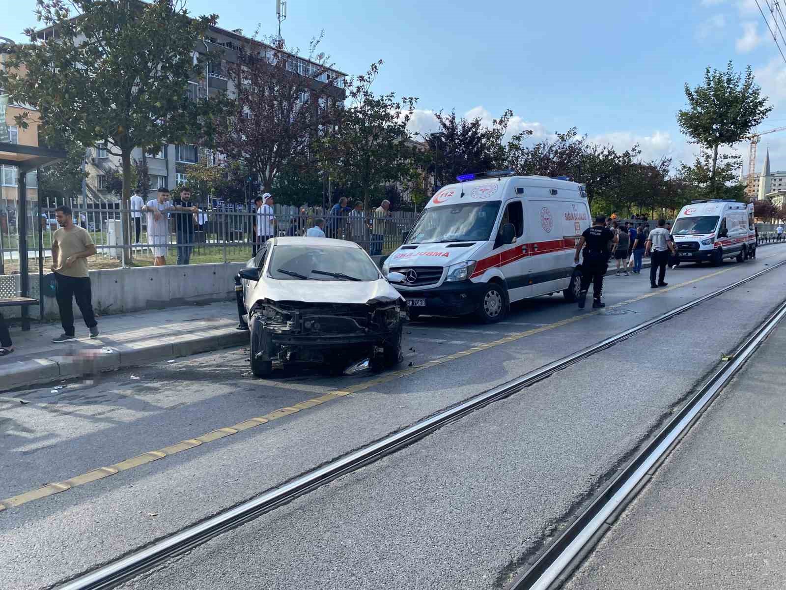 Güngören’de kaldırıma çıkan otomobil yayalara çarptı: 4 yaralı