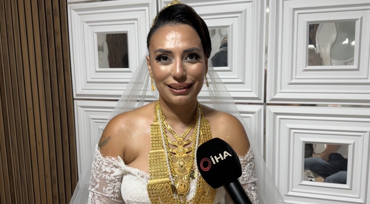 10 yıllık evlilikte s&uuml;rpriz: Yeniden gelinlik giyip nikah tazeledi