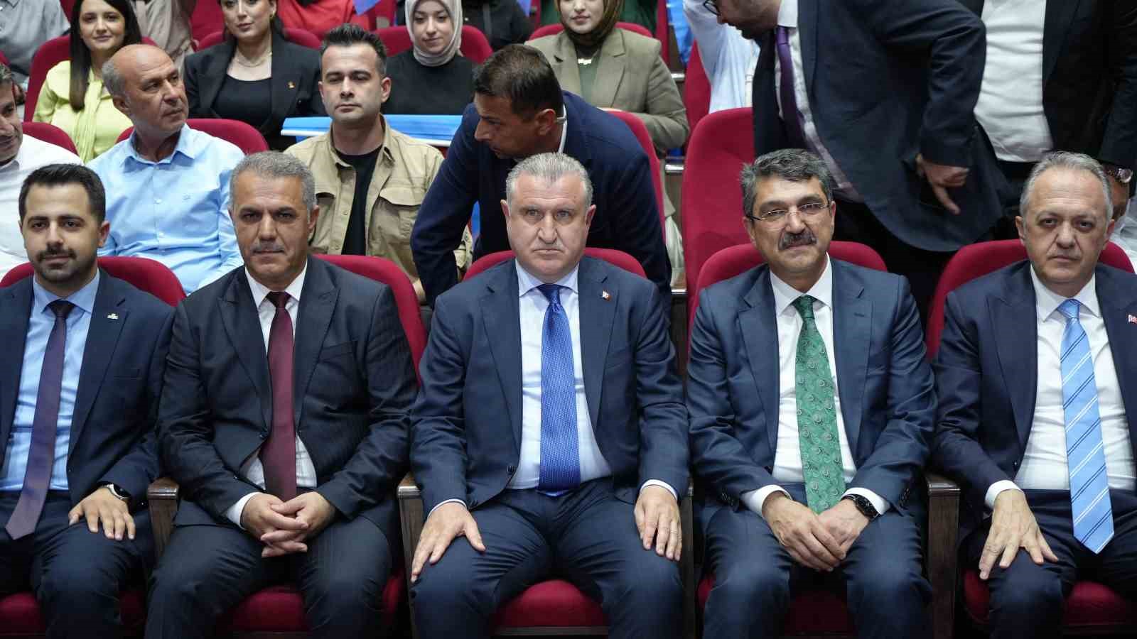 Bakan Bak: "Her şey gen&ccedil;ler i&ccedil;in, Batman&rsquo;a yatırımlarımız s&uuml;recek"