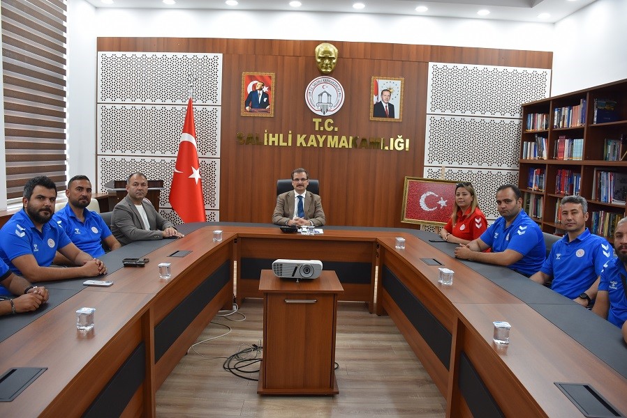 Salihli Kaymakamı Güldoğan antrenörleri makamında ağırladı