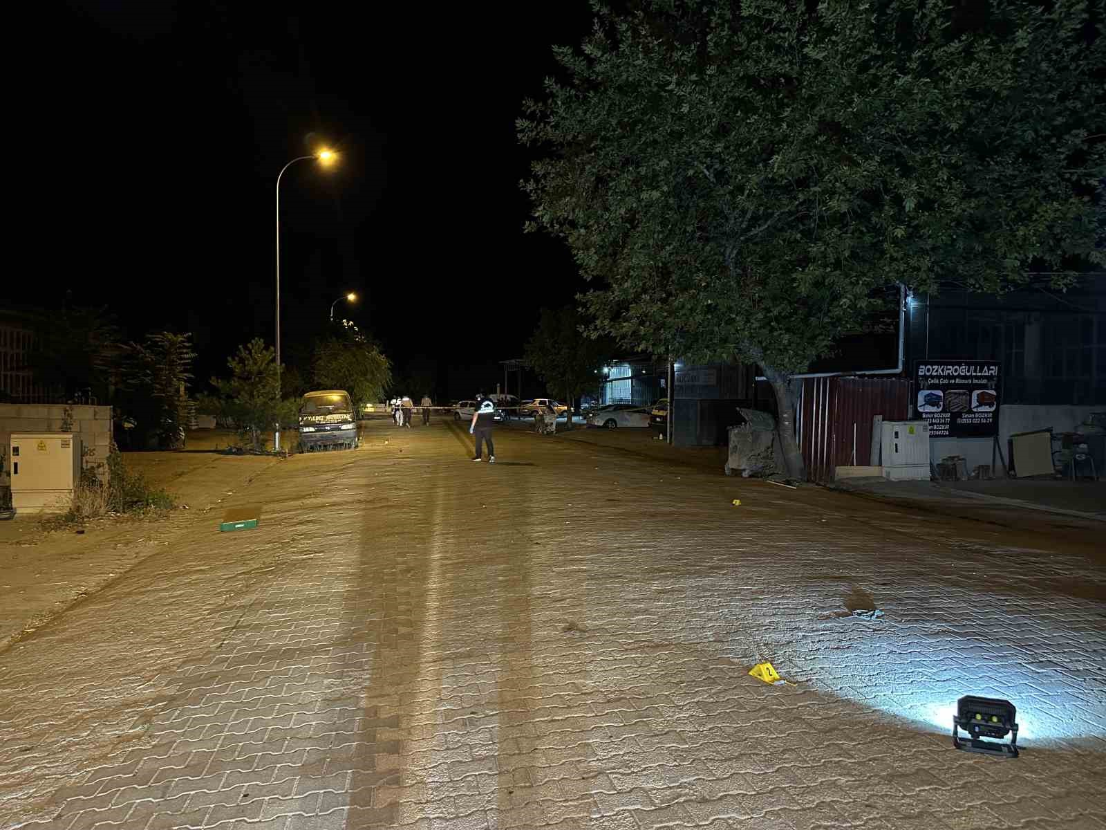 Uşak’ta iki esnaf arasındaki tartışma silahlı kavgaya dönüştü: 13 yaralı