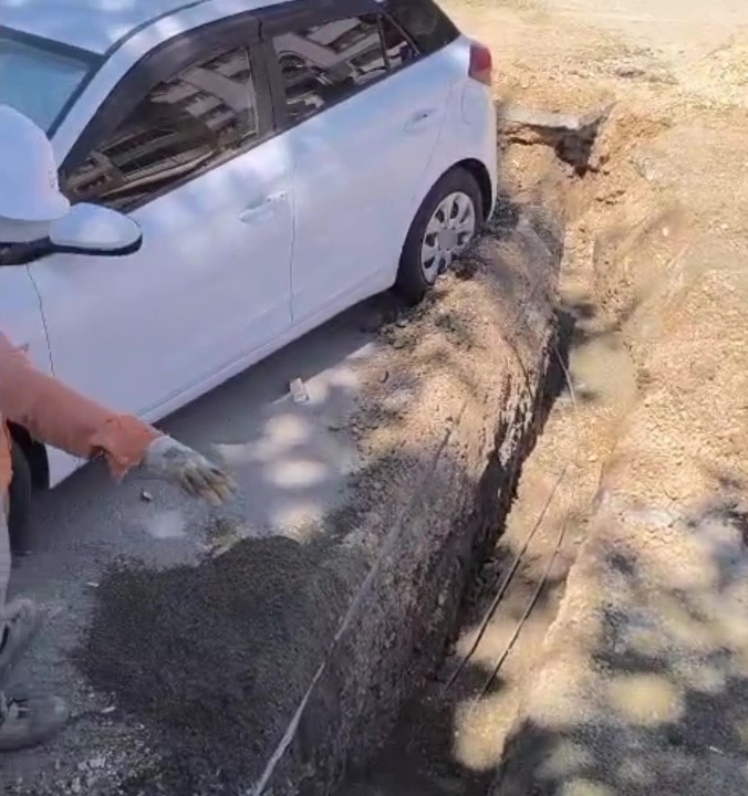 Ara&ccedil; sahibine ulaşılamayınca otomobilin etrafını kazdılar