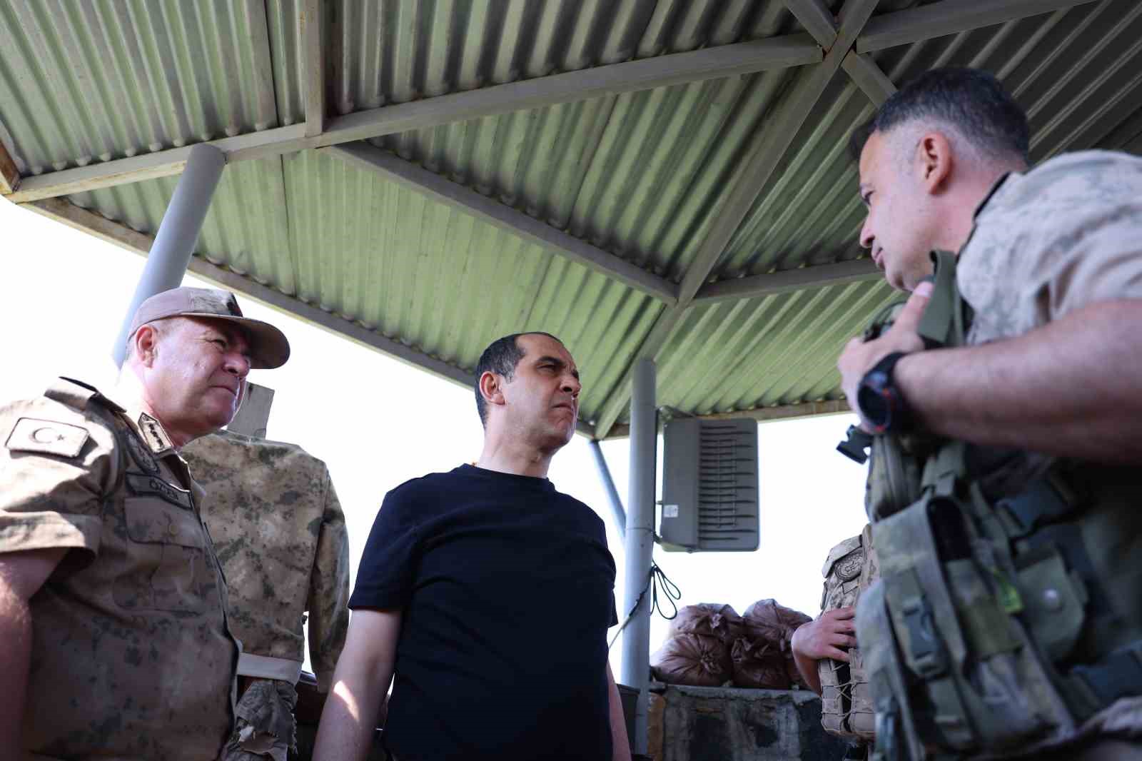 Iğdır Valisi Taşolar, sınır hattındaki karakol ve üs bölgelerini ziyaret etti