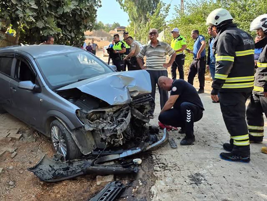 Yokuş aşağı inen otomobil iş makinesine &ccedil;arptı: 1 &ouml;l&uuml;