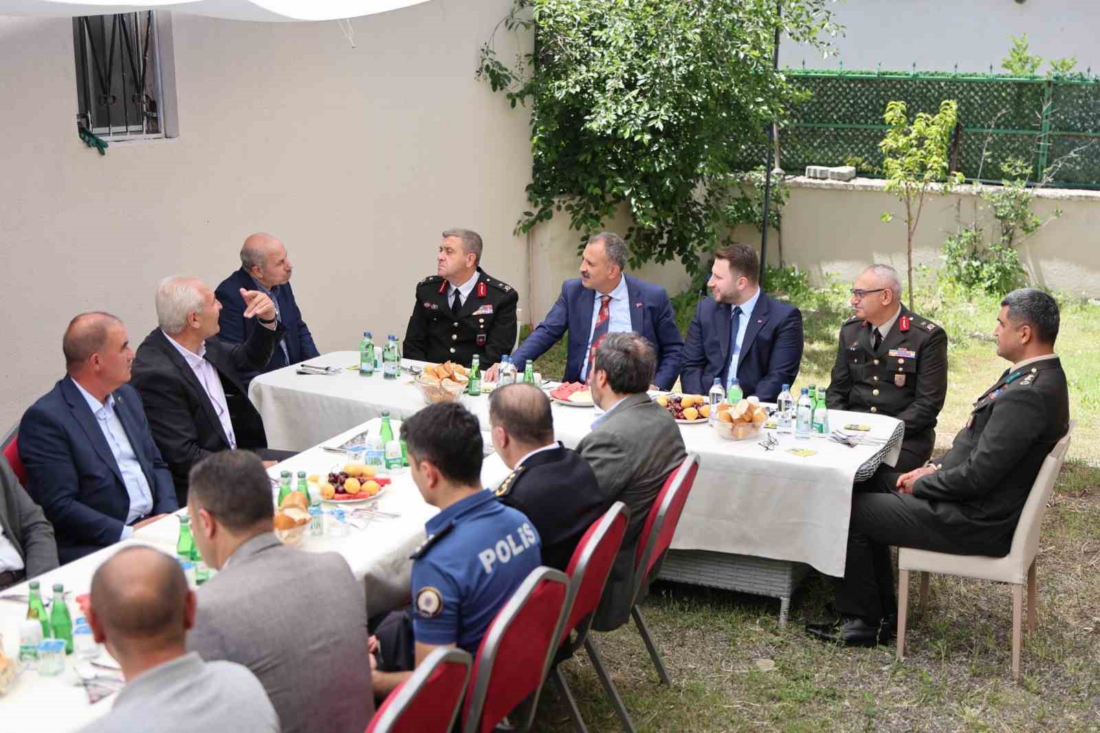 Ağrı Valisi Bozkurt&rsquo;tan 15 Temmuz gazisi Yusuf Balık&ccedil;ı&rsquo;ya evinde ziyaret