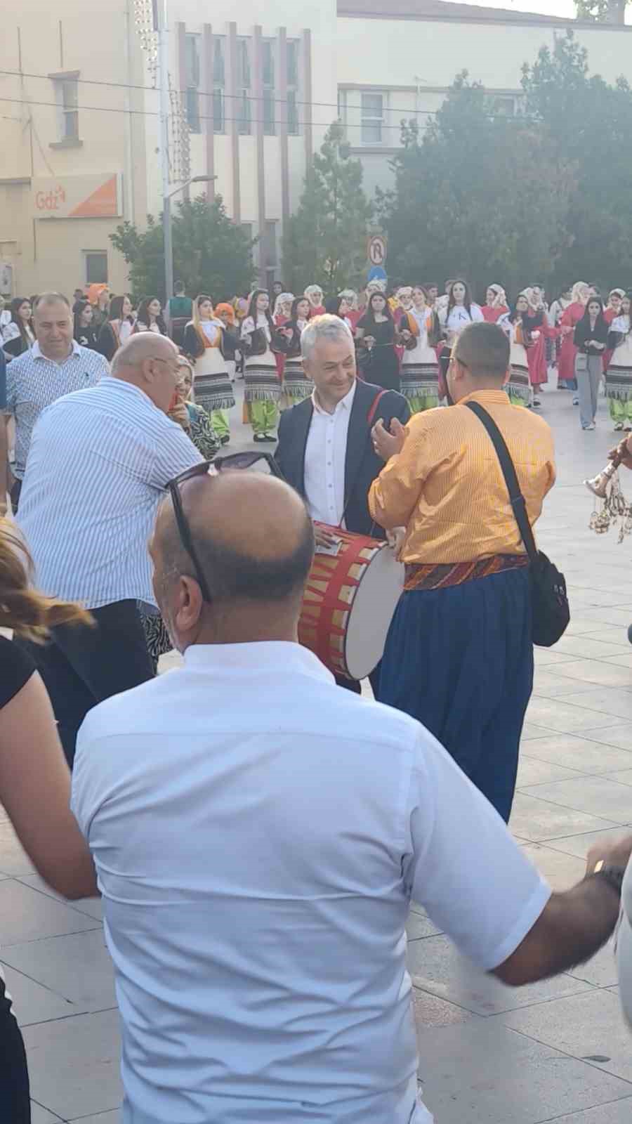 Türkiye Halk Oyunları Federasyonu Başkanı davul çalarak bahşiş topladı
