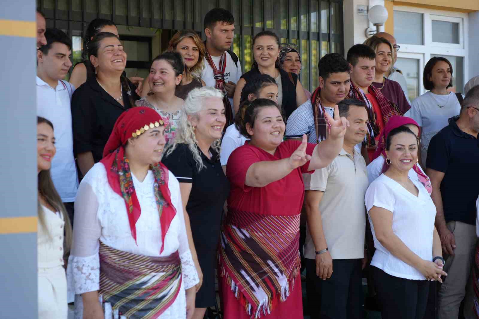 &Ouml;zel &ouml;ğrencilerin &uuml;r&uuml;nleri satışa &ccedil;ıktı: Emekleri mutluluğa d&ouml;n&uuml;şt&uuml;