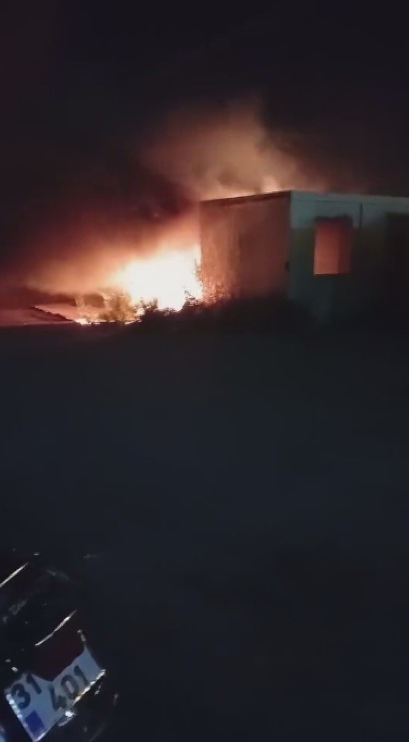 Alev topuna dönen konteyner kullanılamaz hale geldi