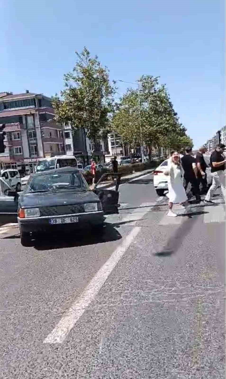 Ters y&ouml;nden &ccedil;ıkan ara&ccedil; otomobille &ccedil;arpıştı: 2 kişinin yaralandığı kaza kamerada