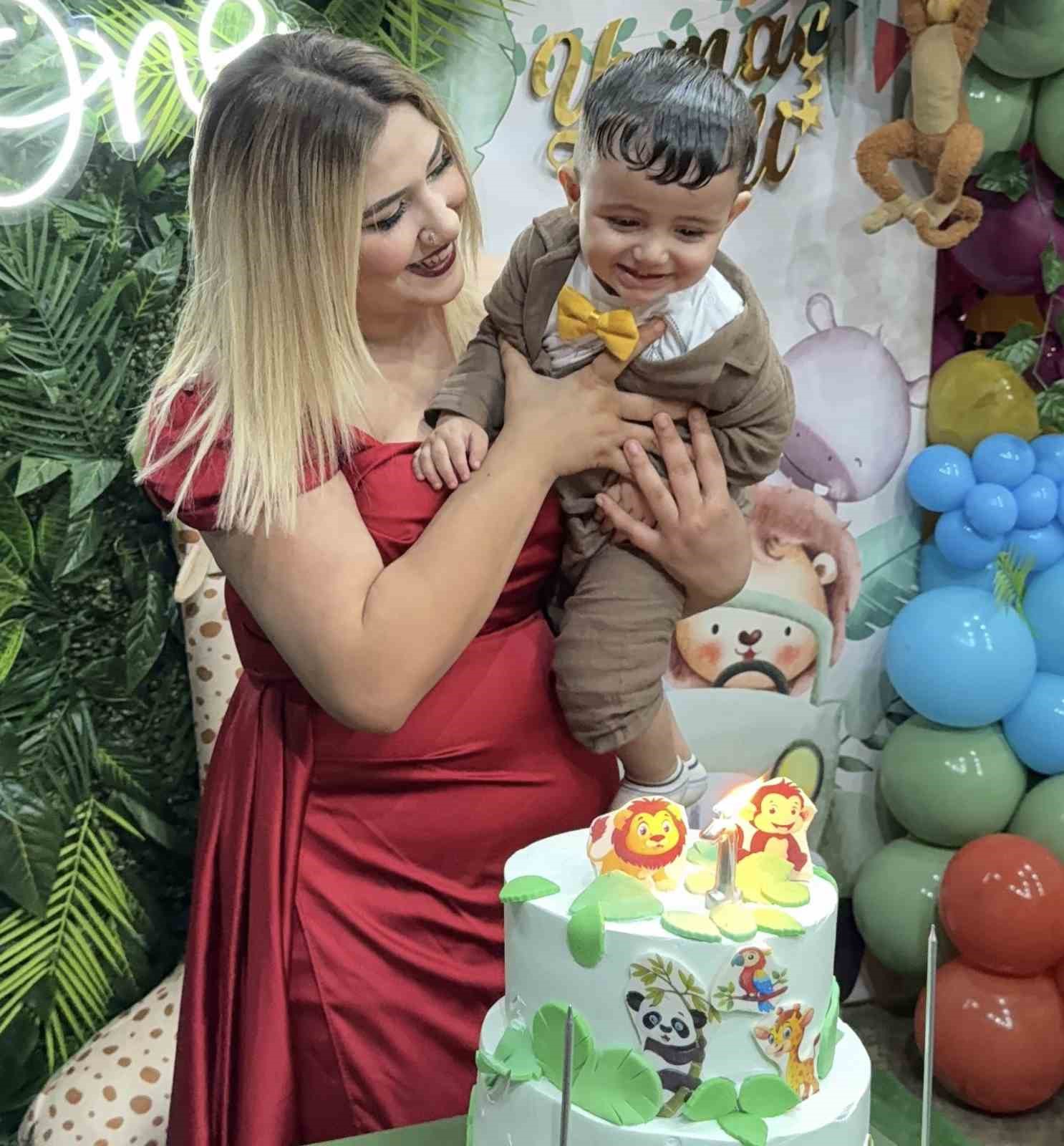 Annesi sokaktan korkarken, facia evlerinin balkonunda yakaladı