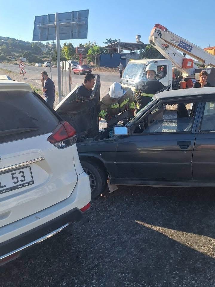 Altın&ouml;z&uuml;&rsquo;nde trafik kazası:2 yaralı